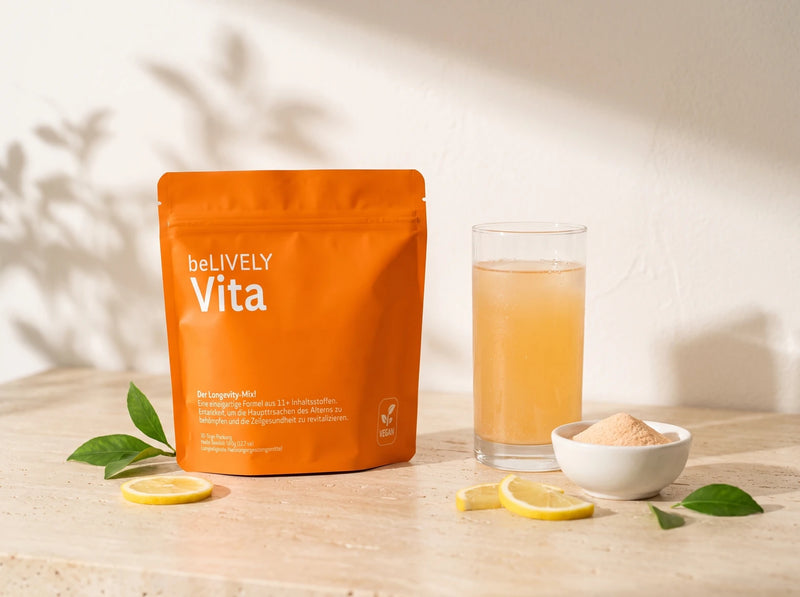 beLIVELY Vita Beutel neben einem Glas mit angerührtem Vita Drink