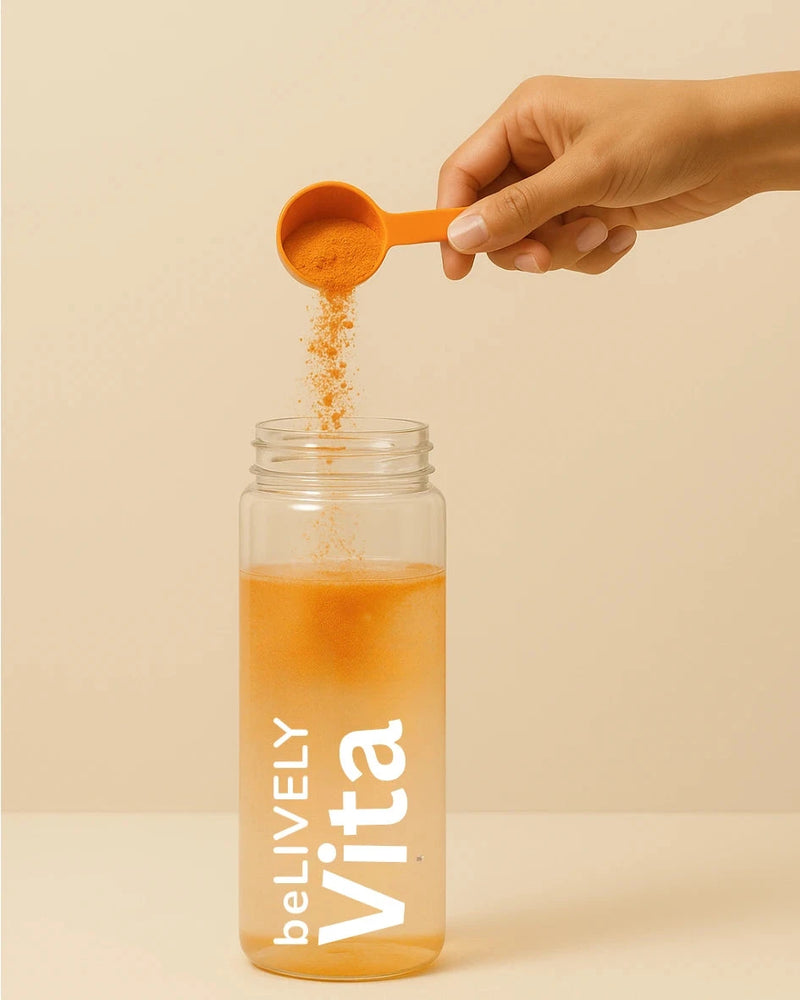 Ein Messlöffel beLIVELY Vita wird in ein Glas Wasser gegeben